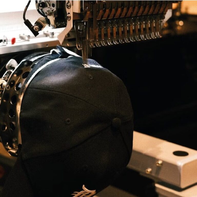 Gorra en la máquina de bordar